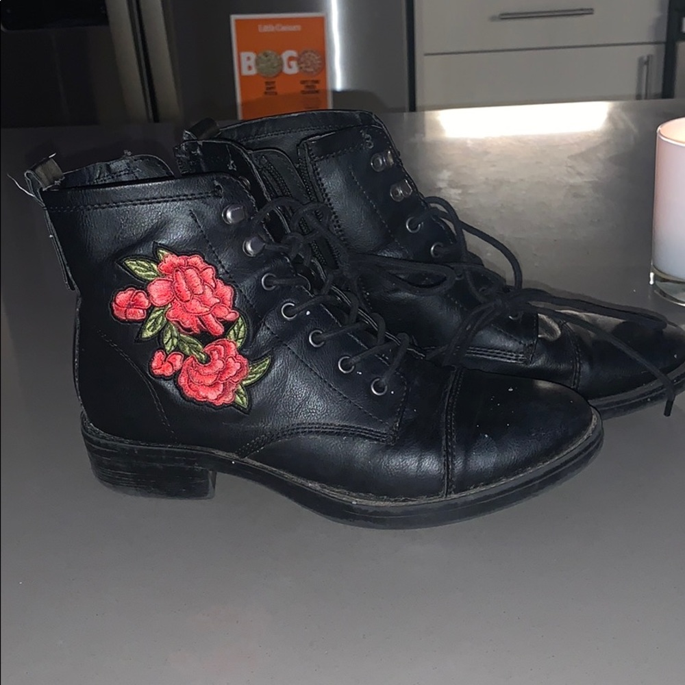 Rose embroidered zip/tie combat boots